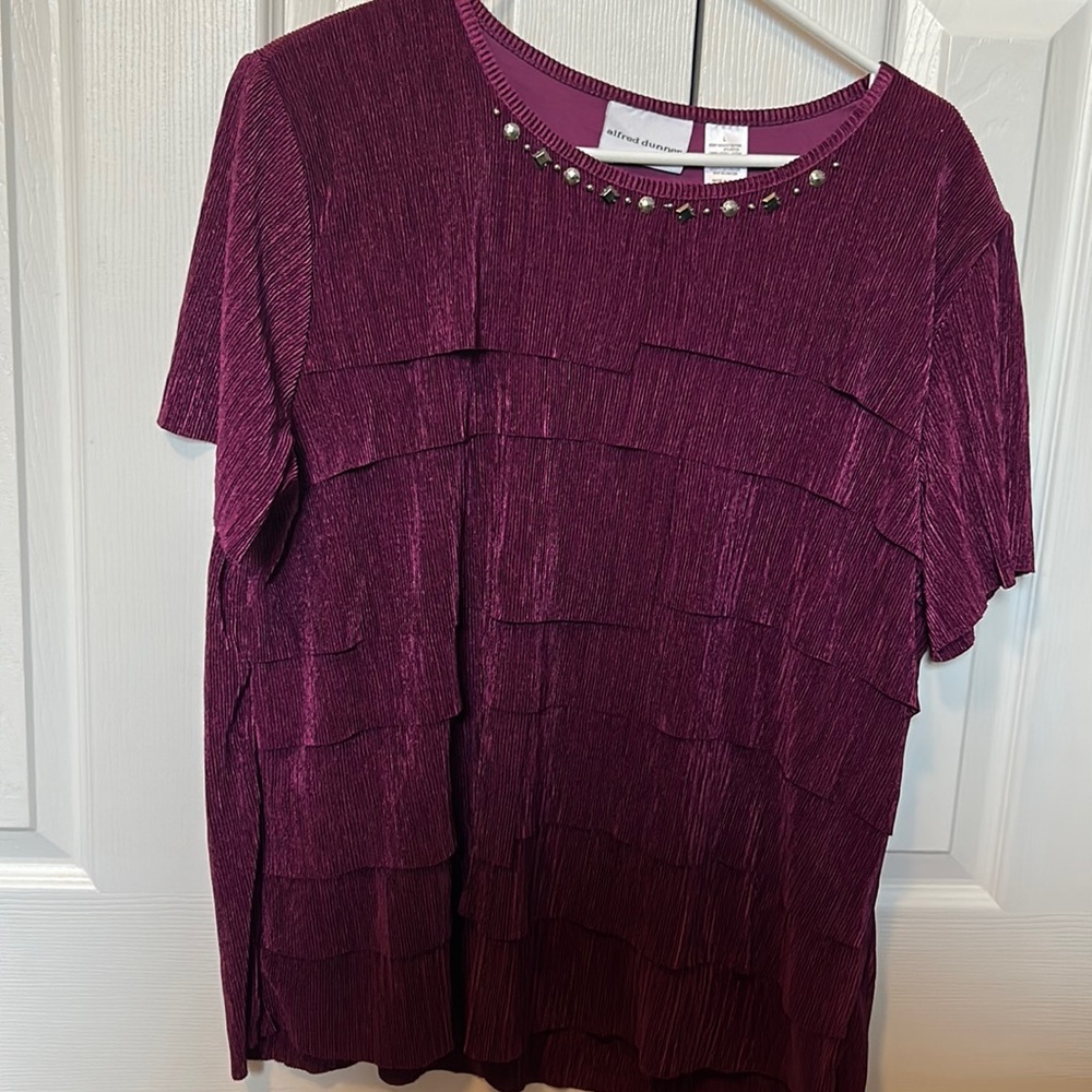 Burgundy, short-sleeved shirt with ruffles